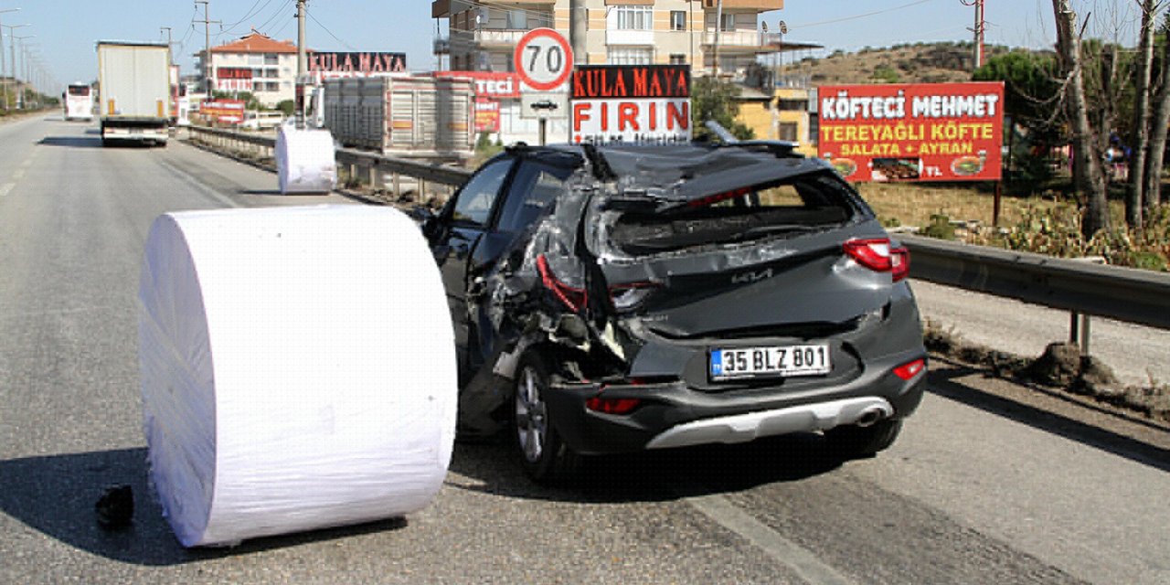 TIR'dan savrulan kağıt bobini arkada bulunan otomobili paramparça etti