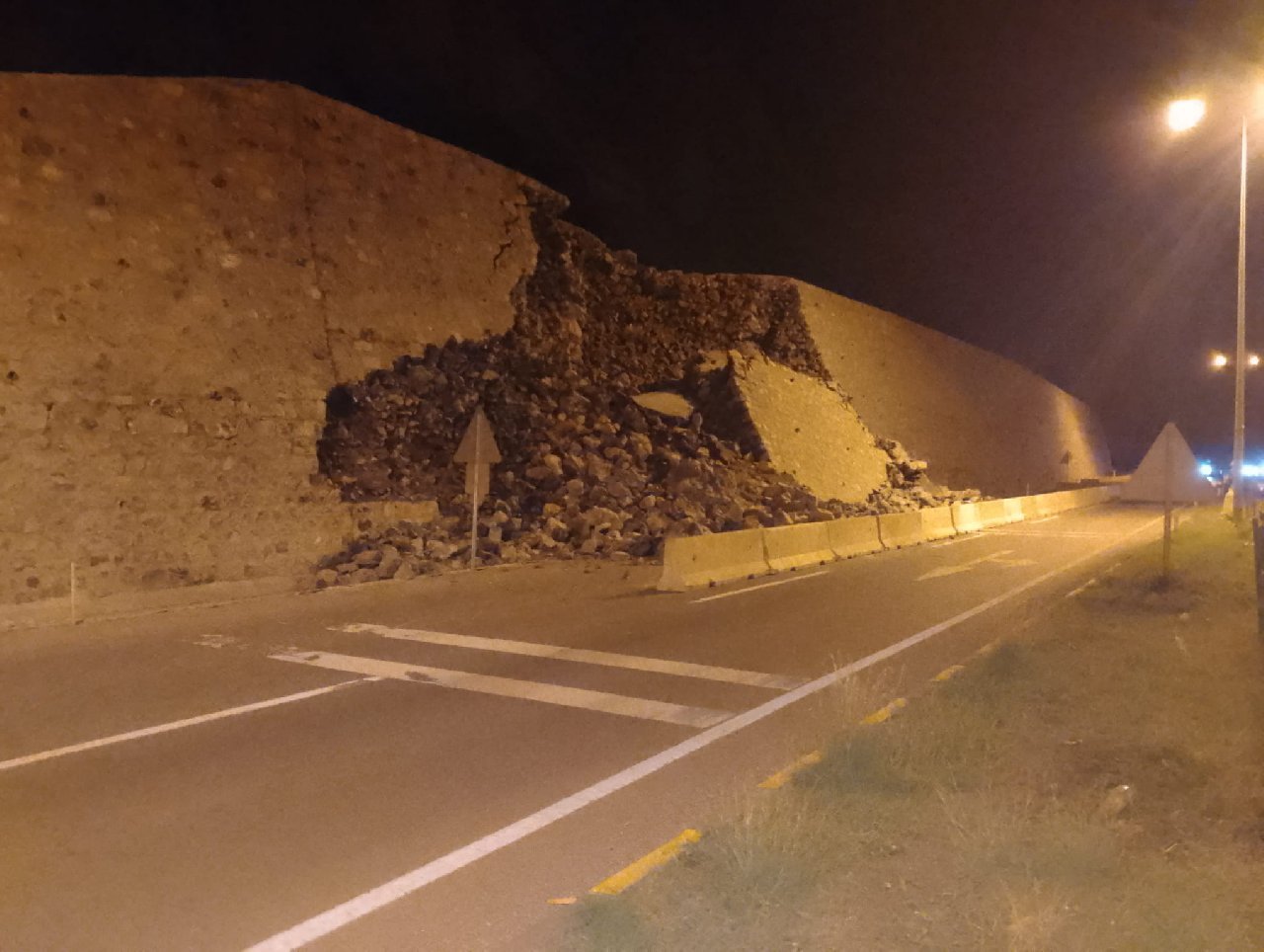 Zonguldak'taki sağanak yağmur sonrası istinat duvarı çöktü