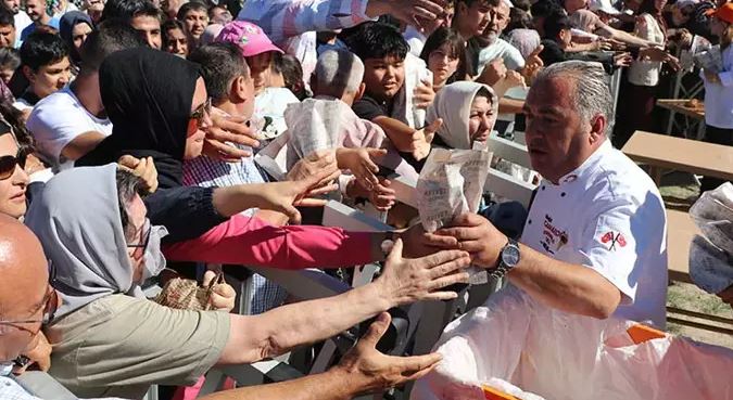 Kayseri'de vatandaşlara 1 ton sucuk döner dağıtıldı