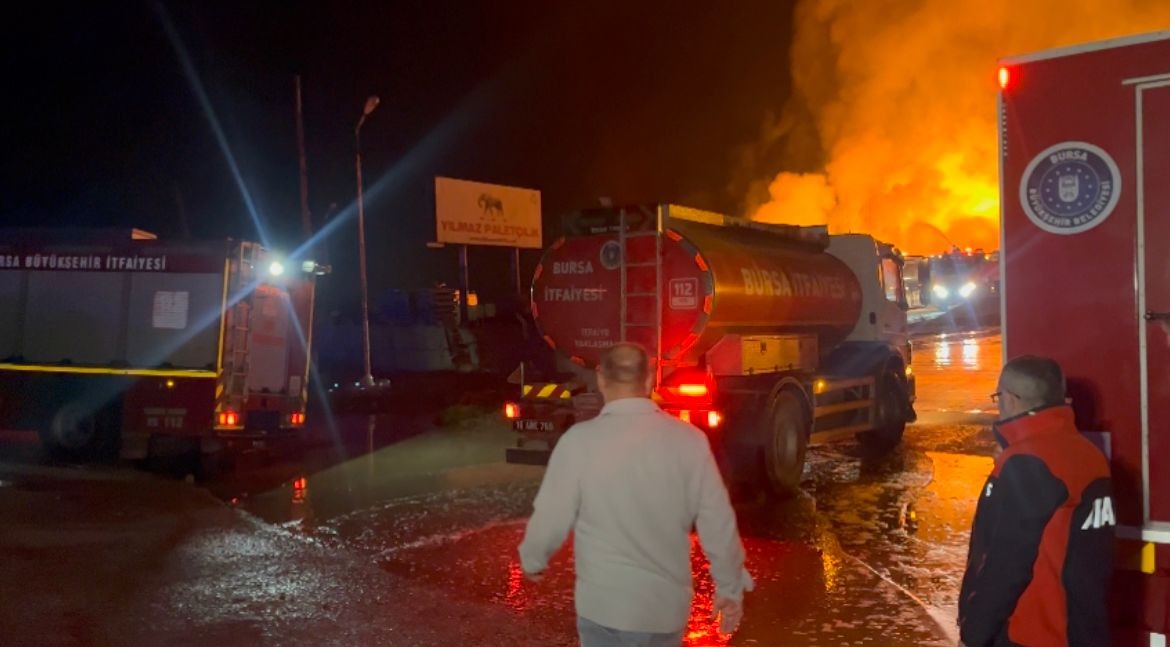 Bursa'da palet fabrikasında yangın