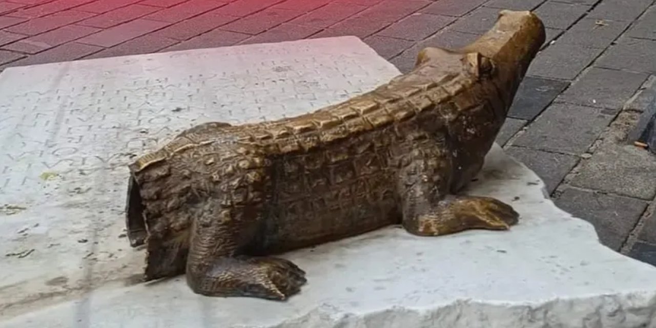 Kadıköy'ün simgelerinden Timsah Heykeli'nin kuyruğu çalındı