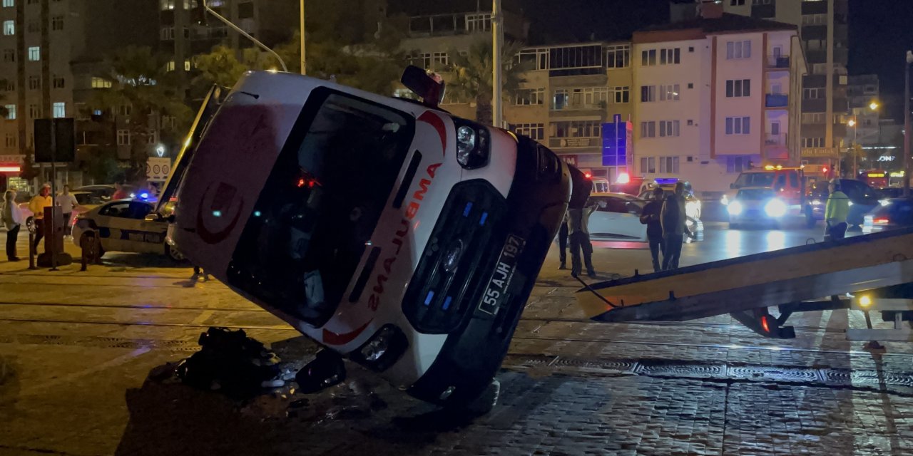 Samsun'da yürekler ağza geldi! Tramvay ambulansa çarptı