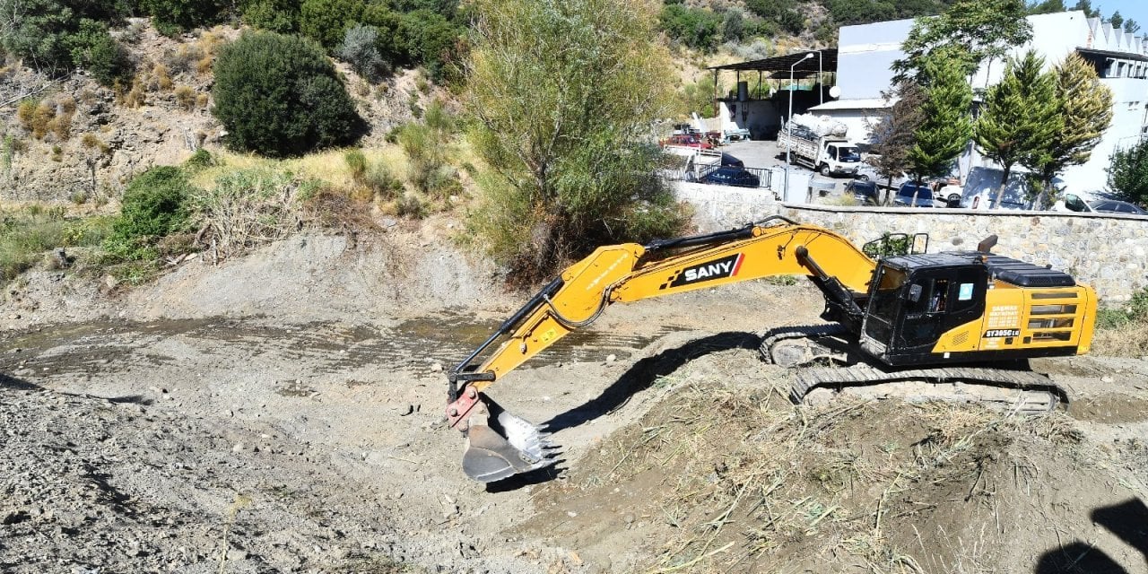 İzmir'de derelerden 150 ton atık çıkarıldı