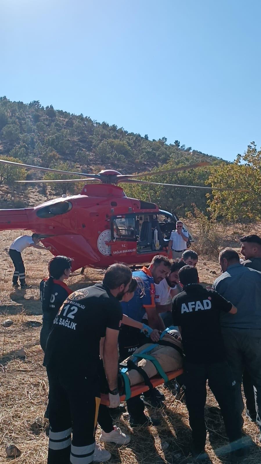 Ağaçtan düşen 60 yaşındaki vatandaş ambulans helikopterle kurtarıldı