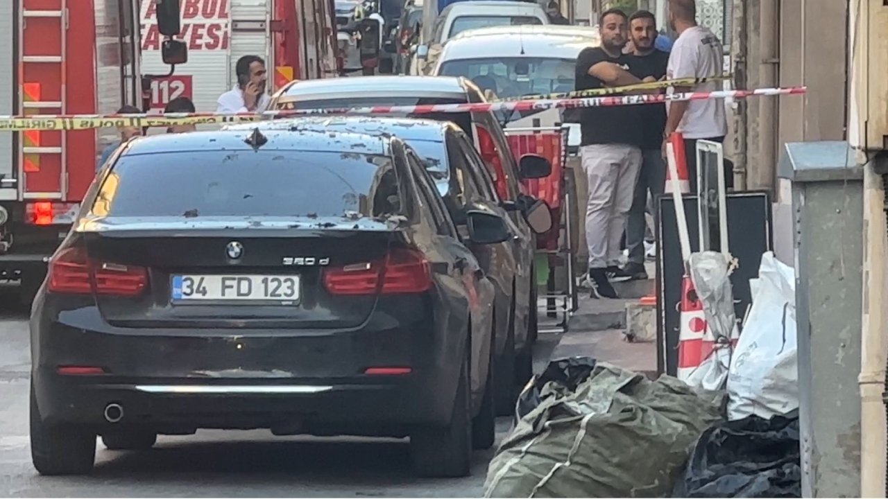 İstanbul'da binalar dökülüyor. Beton parçaları araçların tepesine çöktü