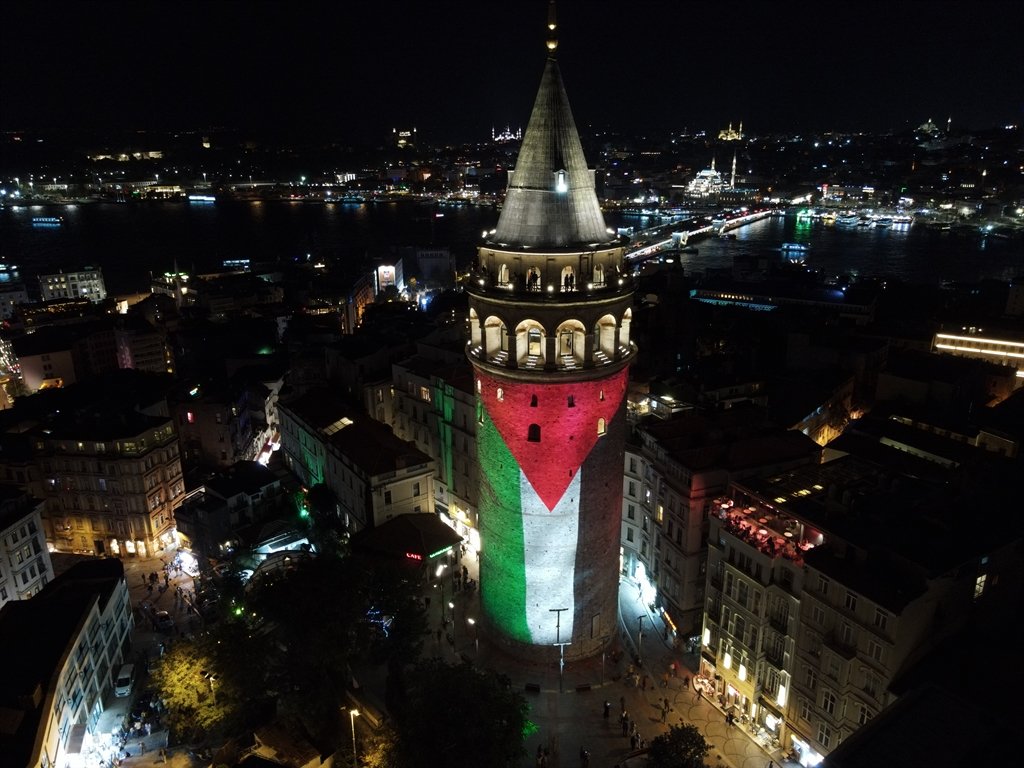 Galata Kulesi’ne Filistin bayrağı yansıtıldı