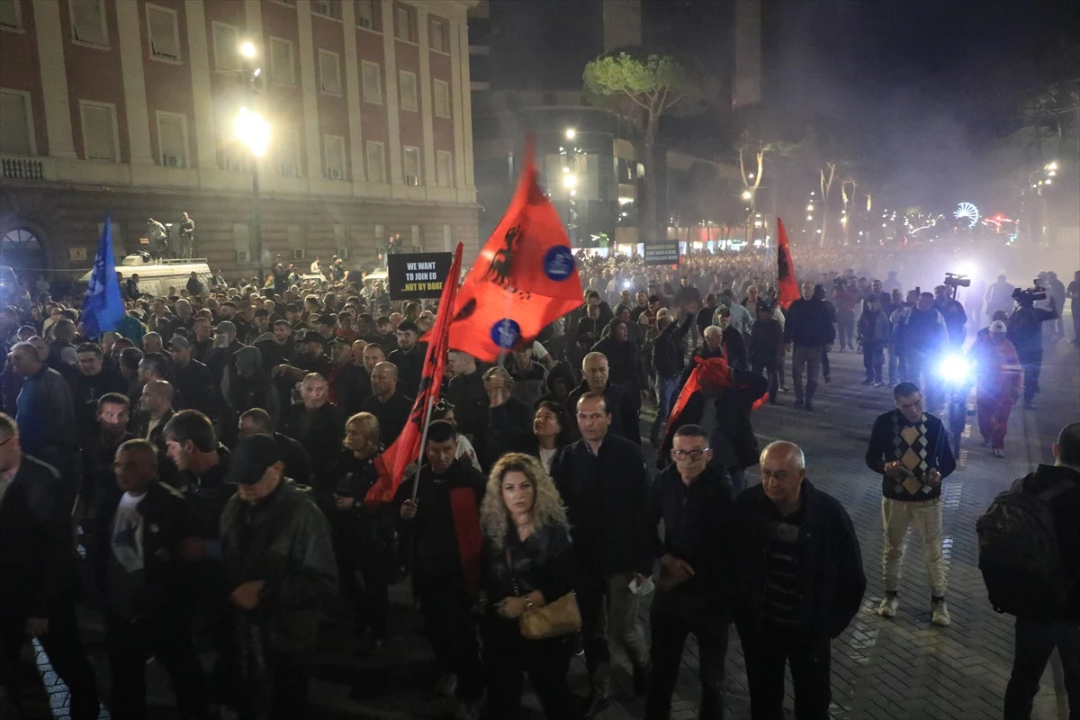 Arnavutluk’ta hükümet karşıtı protesto