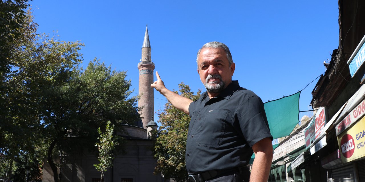 900 yıllık caminin depremde yıkılan minaresindeki kitabede yazanlar okunamıyor