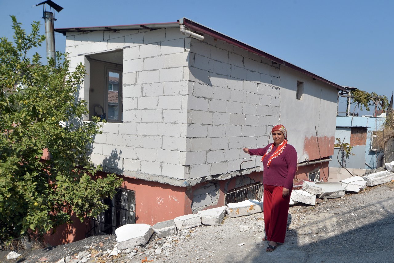 Çöp kamyonunun evinin duvarını yıktığı çift, zararın karşılanmasını istiyor