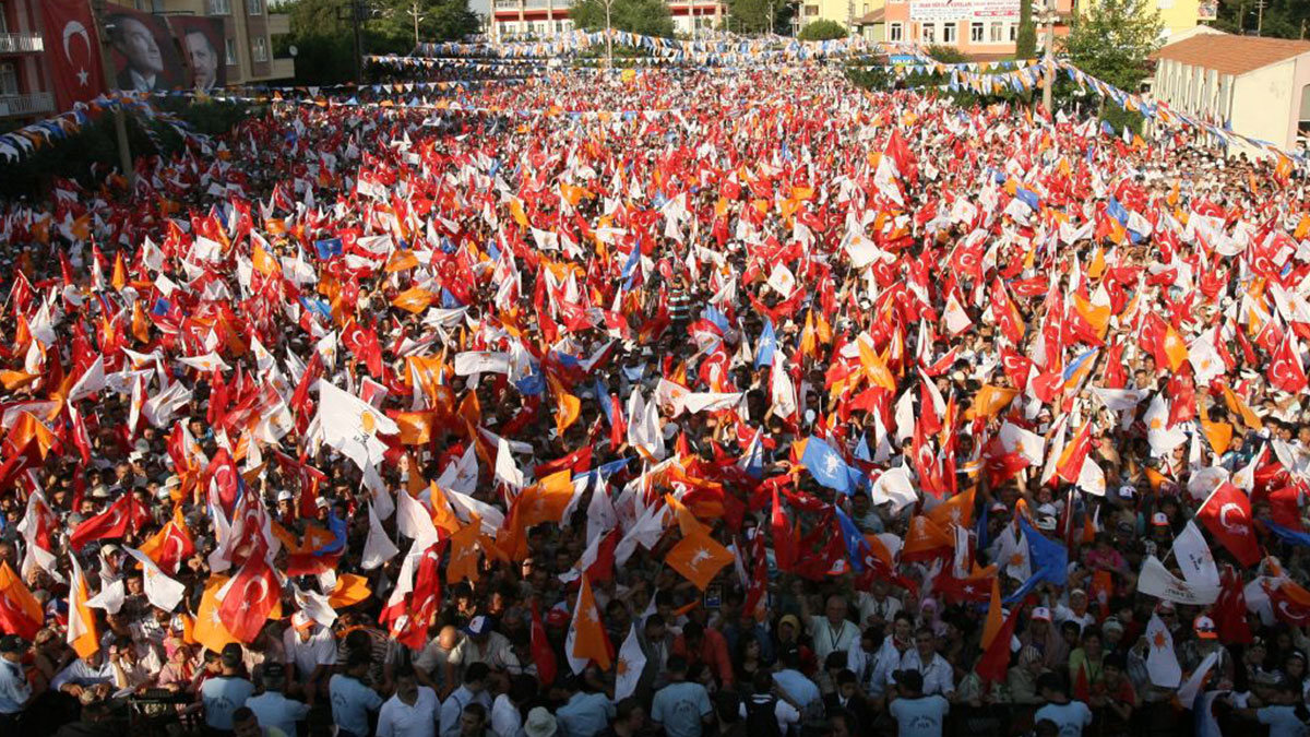 Pankartlarını indiren AKP'den yeni hamle