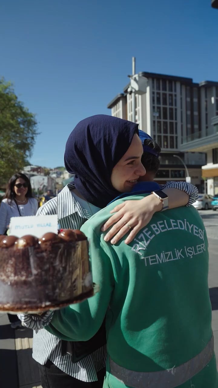 Rize'de temizlik personeline dev ekranda sürpriz doğum günü