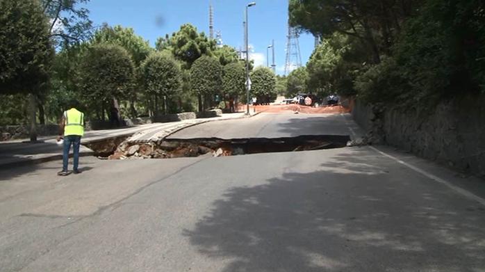 İstanbul Çamlıca'da yol çöktü