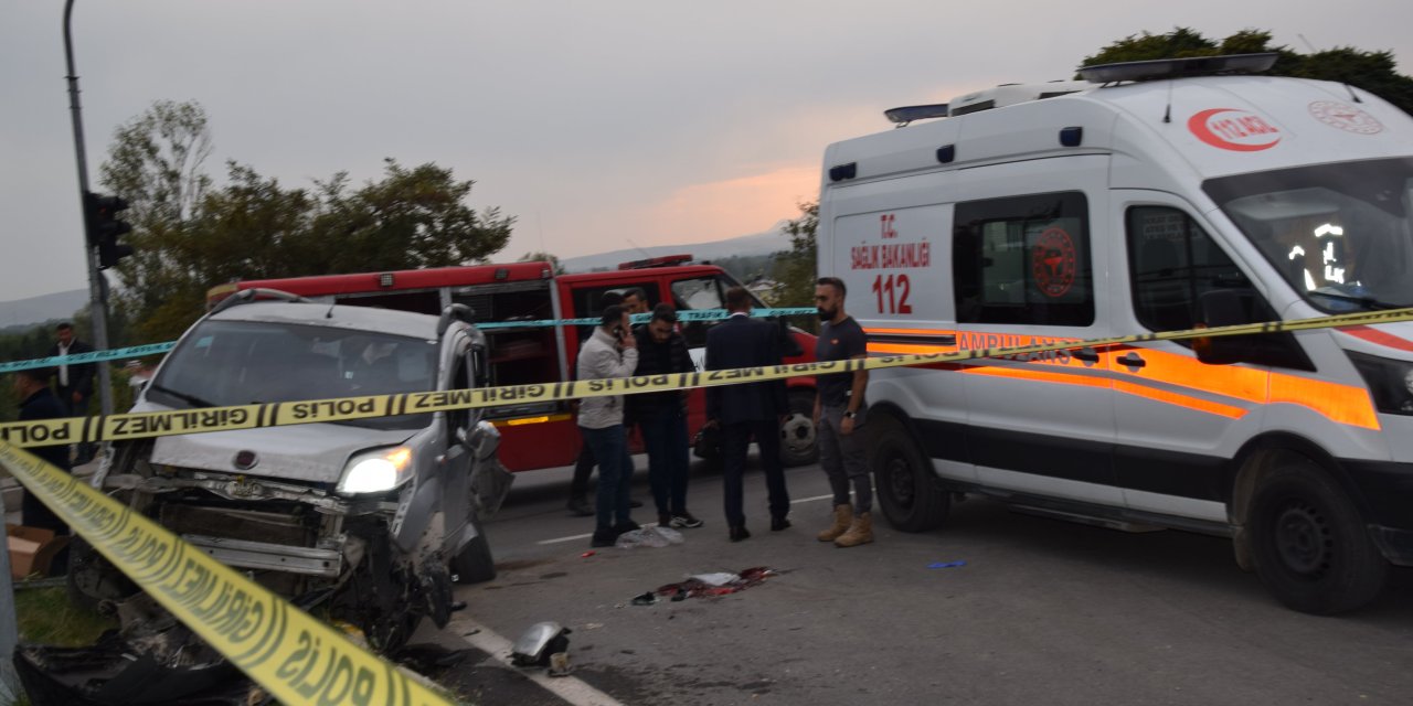 Ticari araçla çöp kamyonu kafa kafaya çarpıştı: 1 ölü, 4 yaralı