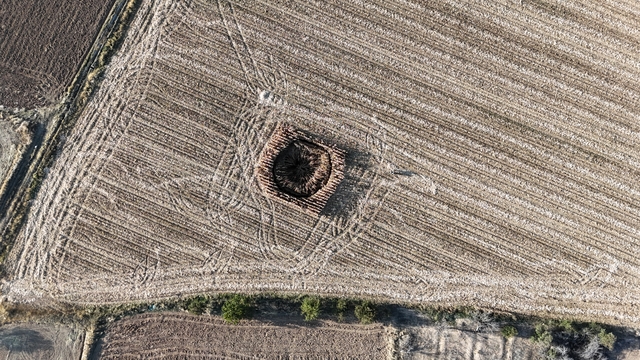 Derinliği 8 metre. Mısır tarlasında obruk oluştu