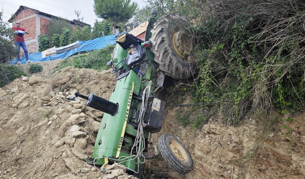 Samsun'da traktör şarampole devrildi. Sürücü ağır yaralı