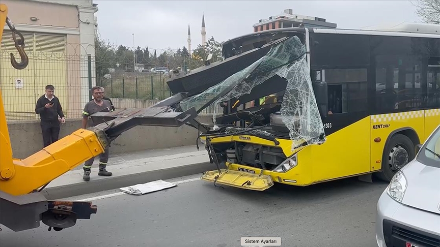 İETT otobüsleri kafa kafaya çarpıştı. 2 yolcu yaralandı