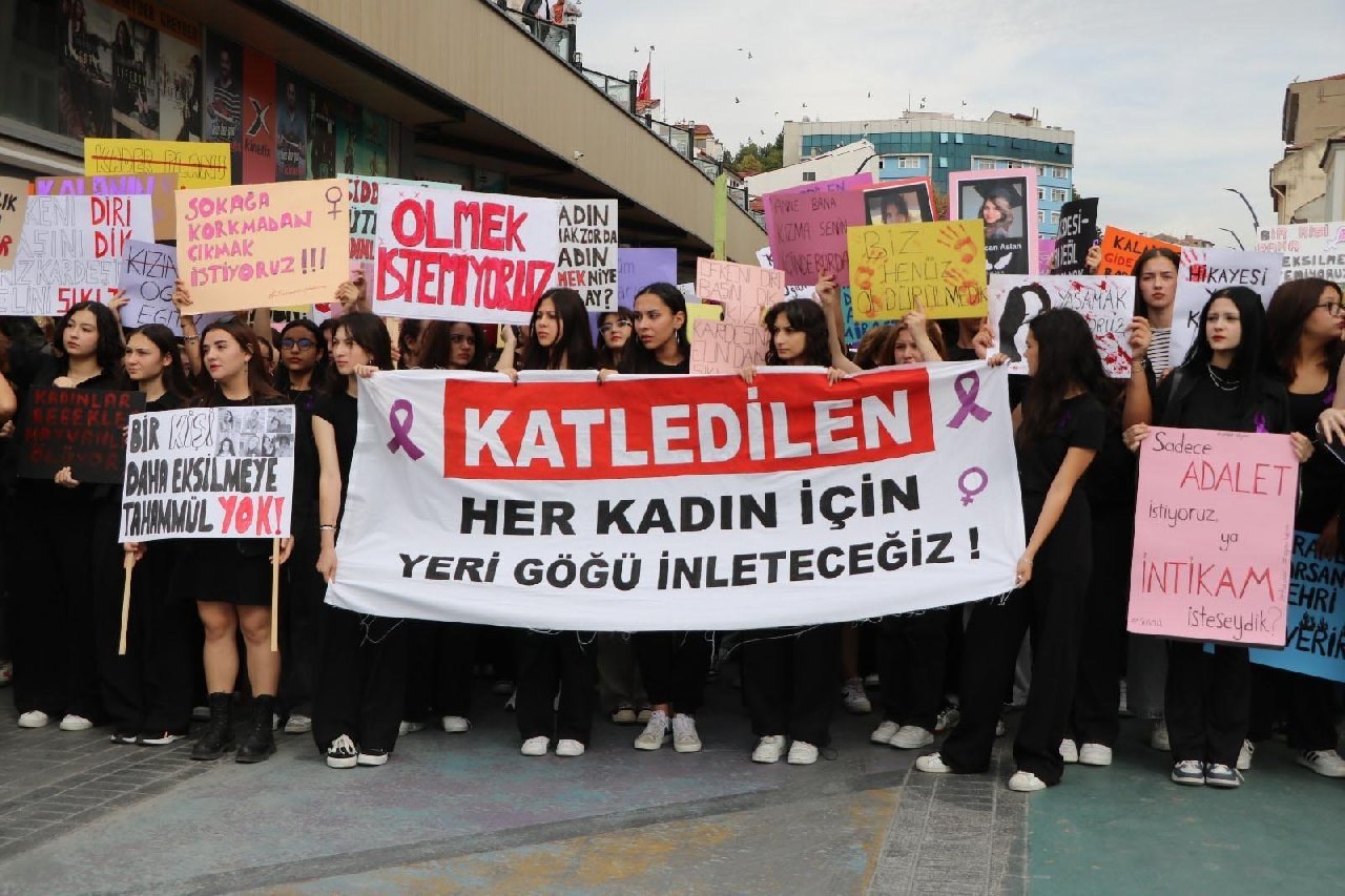 Yurttaşlar kadın cinayetlerini protesto etti