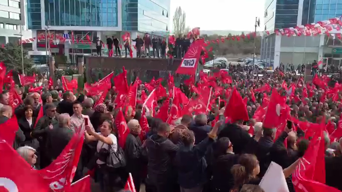 CHP önünde Ekrem İmamoğlu hareketliliği!