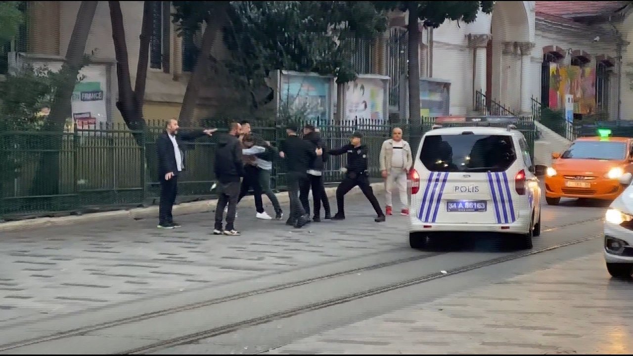 İstiklal Caddesi’ndeki kavgaya anlık müdahale eden polis felaketin önüne geçti