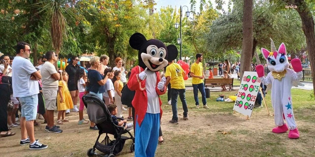 Uluslararası Kuşadası Sokak Festivali renkli etkinliklerle devam ediyor