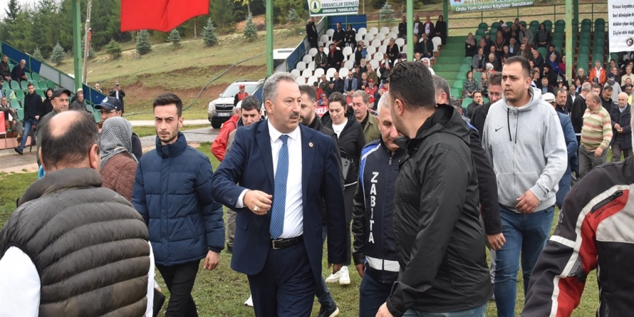 'Yaylalarımıza Dokunma' mitinginde tansiyon yükseldi. Belediye başkanı apar topar alanı terk etti