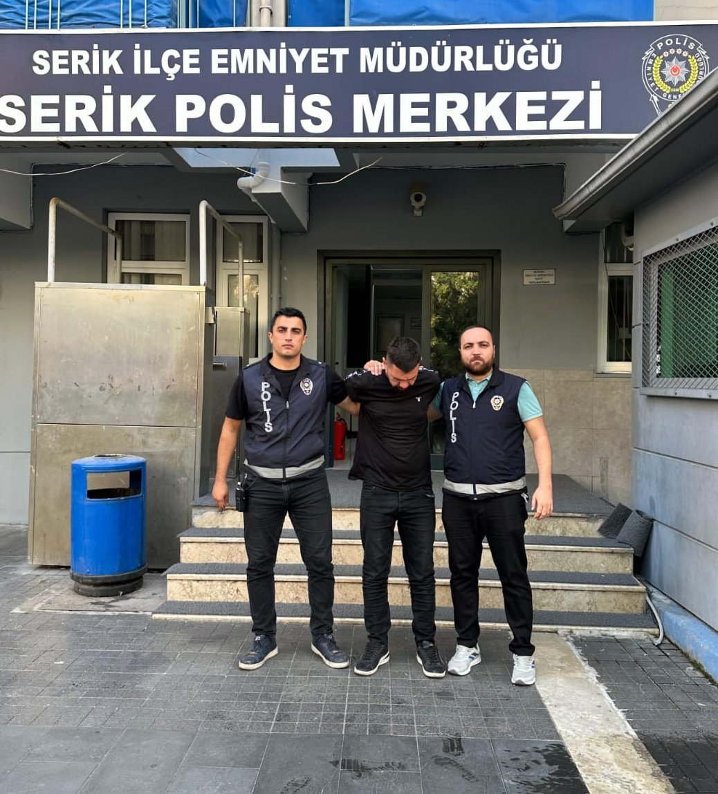 Eczanede hırsızlık yapan cezaevi firarisi, kafede otururken yakalandı