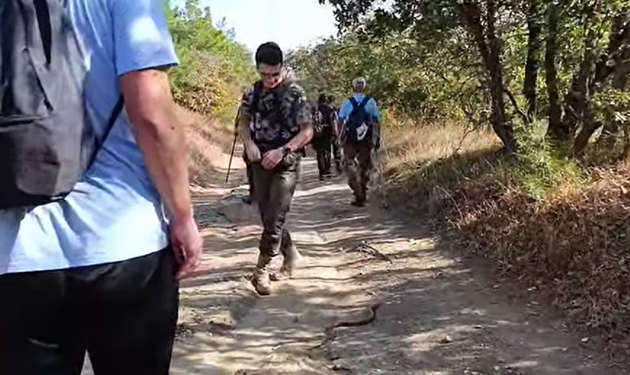 Doğa yürüyüşçüleri patikada oluklu kertenkeleyle karşılaştı