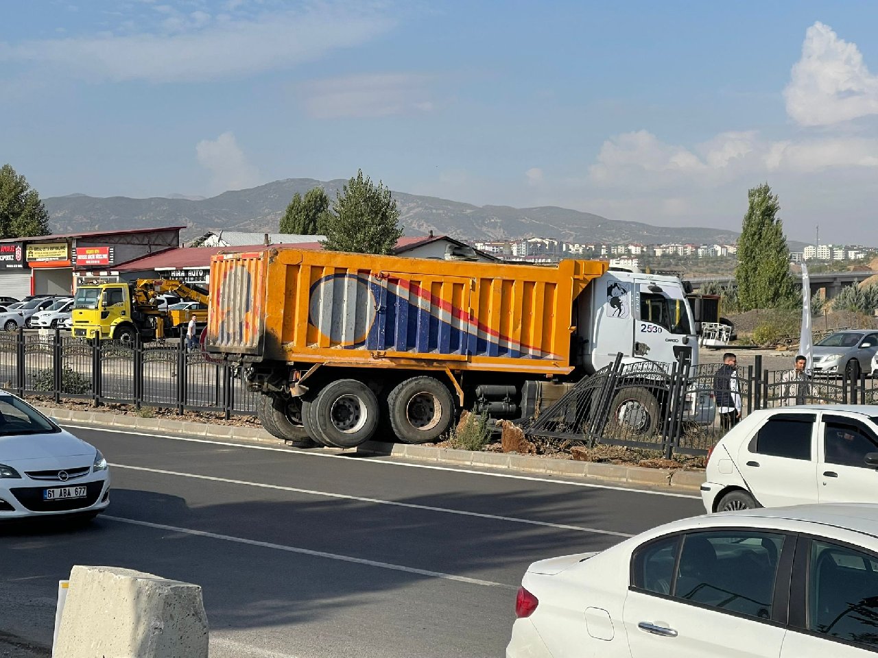 Kamyonun refüje çıktığı kaza anı kamerada