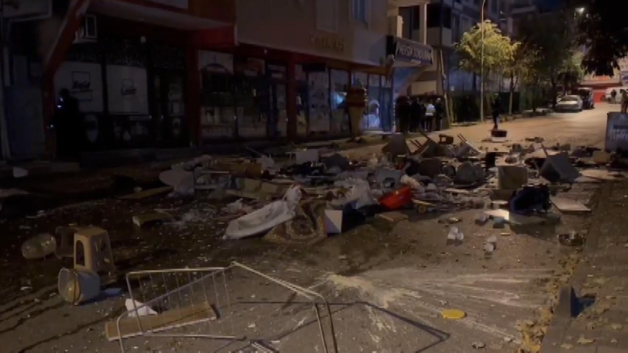 İstanbul'da terk edilen eş tüm eşyaları dışarı fırlattı, evi ateşe verdi