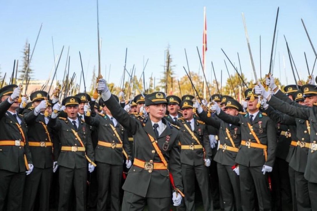 Okul komutanlarının teğmenlere "Suçunuz yok ama yapacağımız bir şey de yok" dedi iddiası