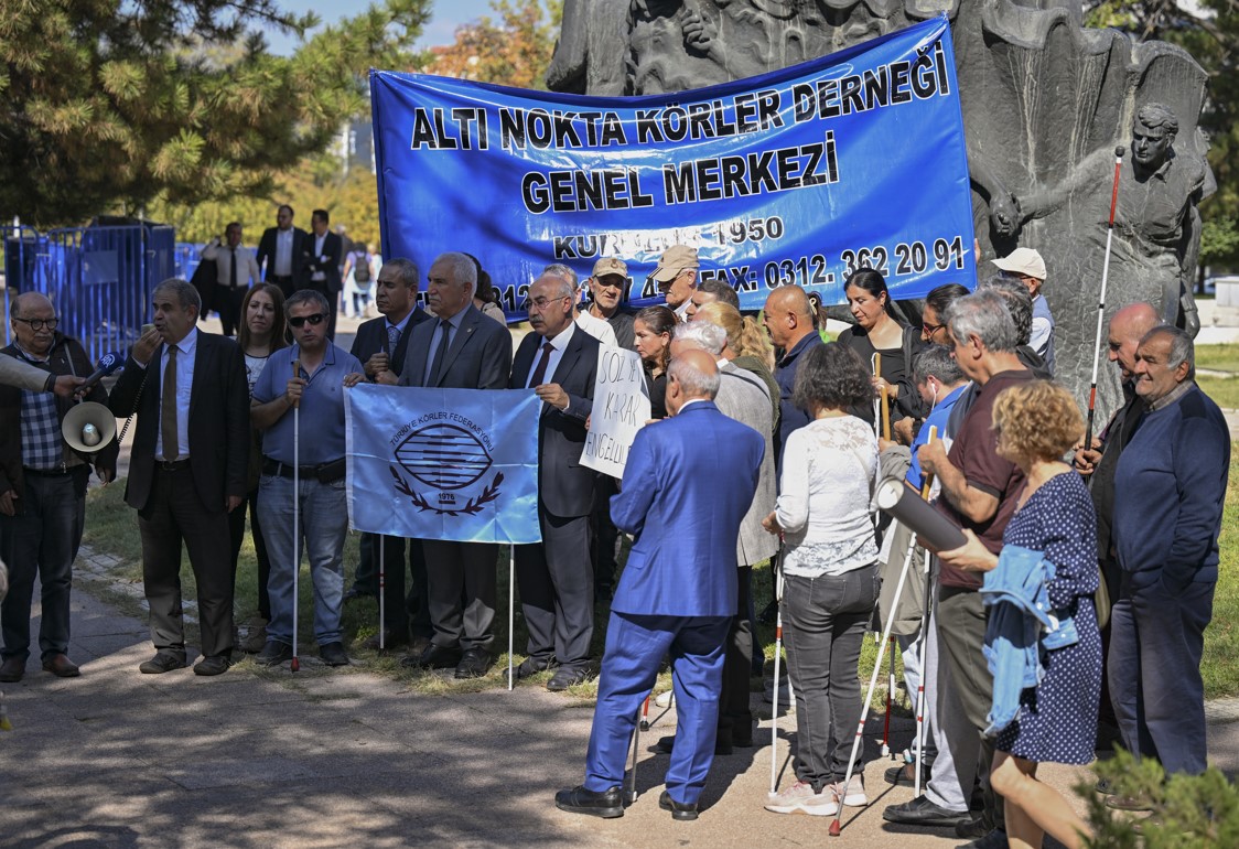 Görme engelliler haklarını aramak için TBMM'ye yürüdü