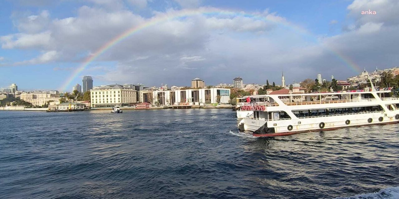 İstanbul Boğazı'nda gökkuşağı