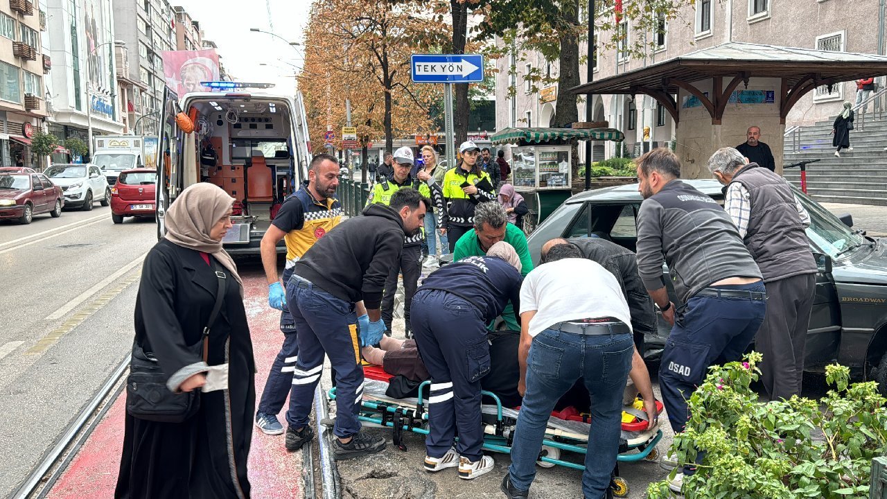 Bursa'da hafif ticari araçla çarpışma sonucu otomobilde sıkışan yaralı kurtarıldı