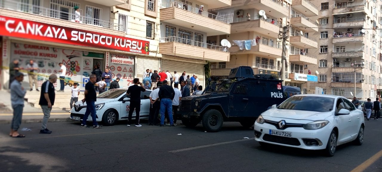 Sürücü kursunda akrabalar arasında sopalı bıçaklı kavga: 1'ağır 6 yaralı