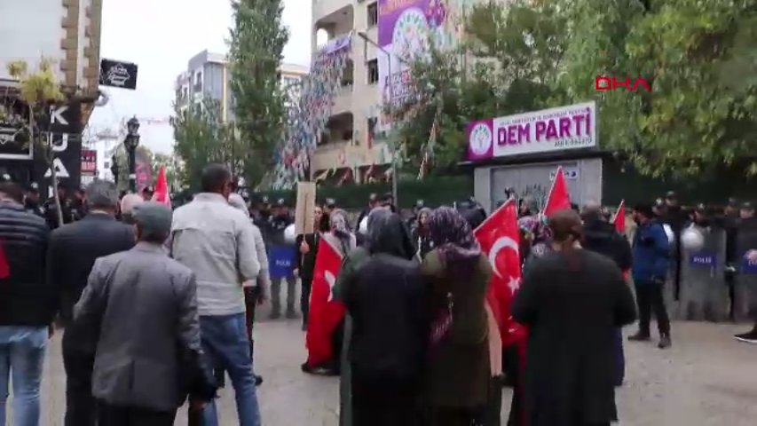 Van'da evlat eylemlerine katılan anne ''Çocuklarımızın kalemini kırıp yerine silah veriyorlar''