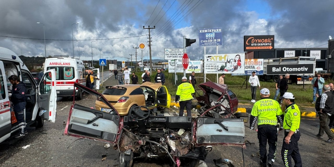 Kavşakta çarpışan otomobillerden biri ikiye bölündü