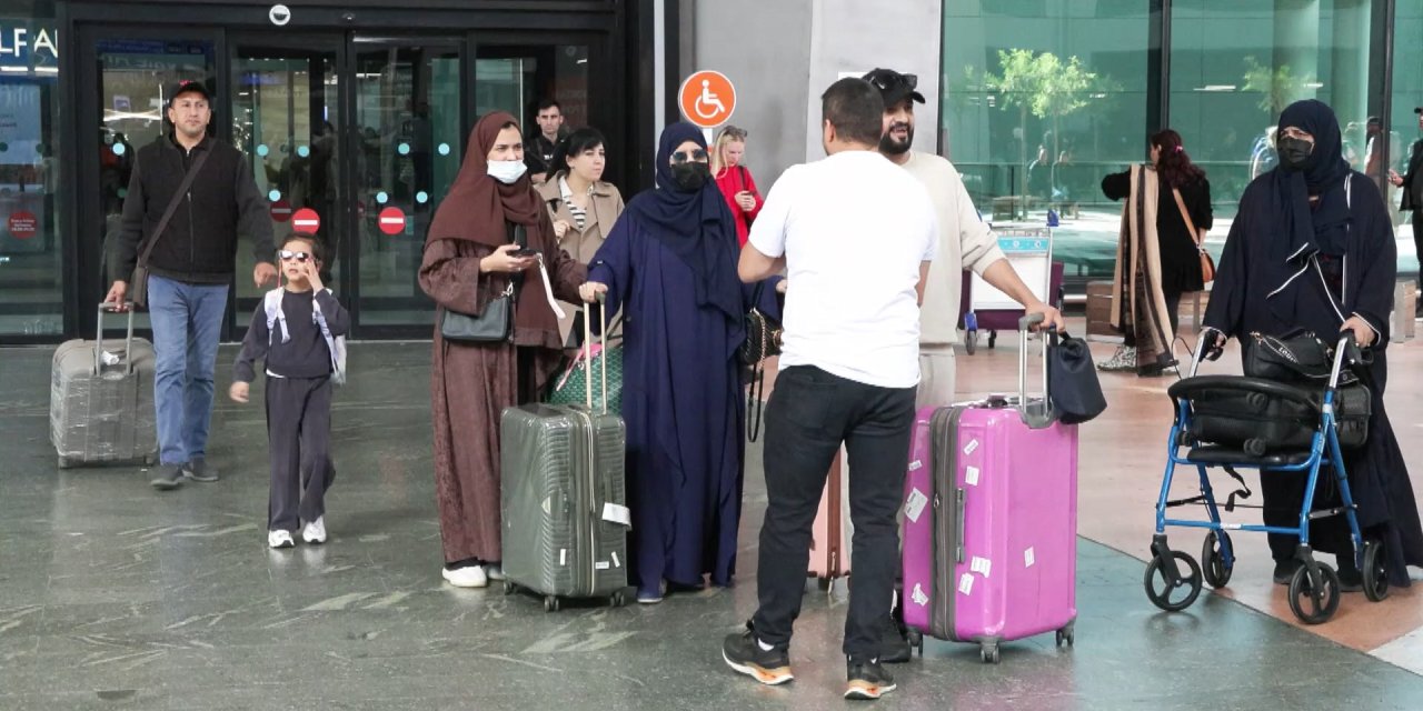 Lübnan'dan tahliye edilen Türk vatandaşlar İstanbul'a getirildi