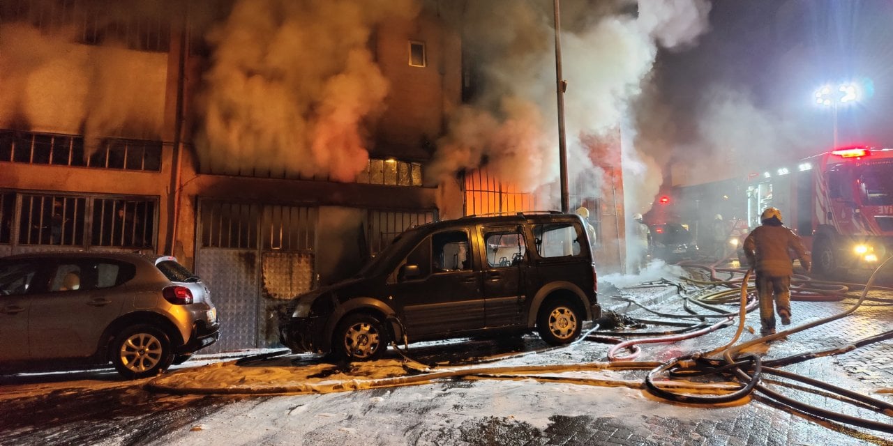 Beyoğlu'nda yangın. Yatak imalathanesi alevler içinde kaldı