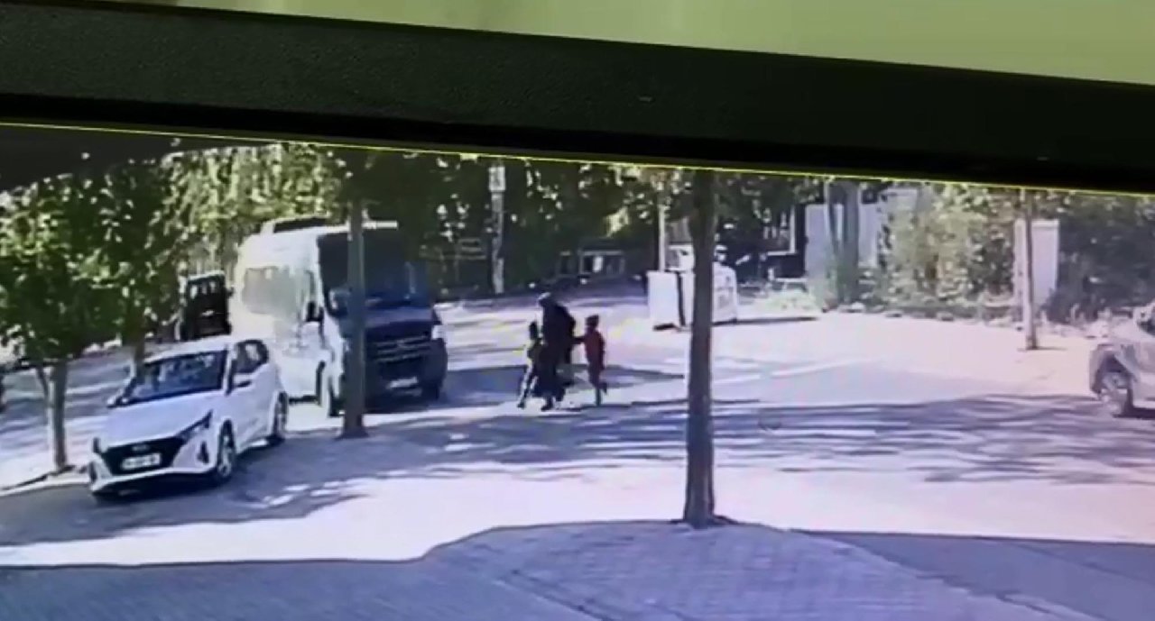 Yaya geçidindeki anne ile ikizlerine minibüs çarptı; kaza anı kamerada