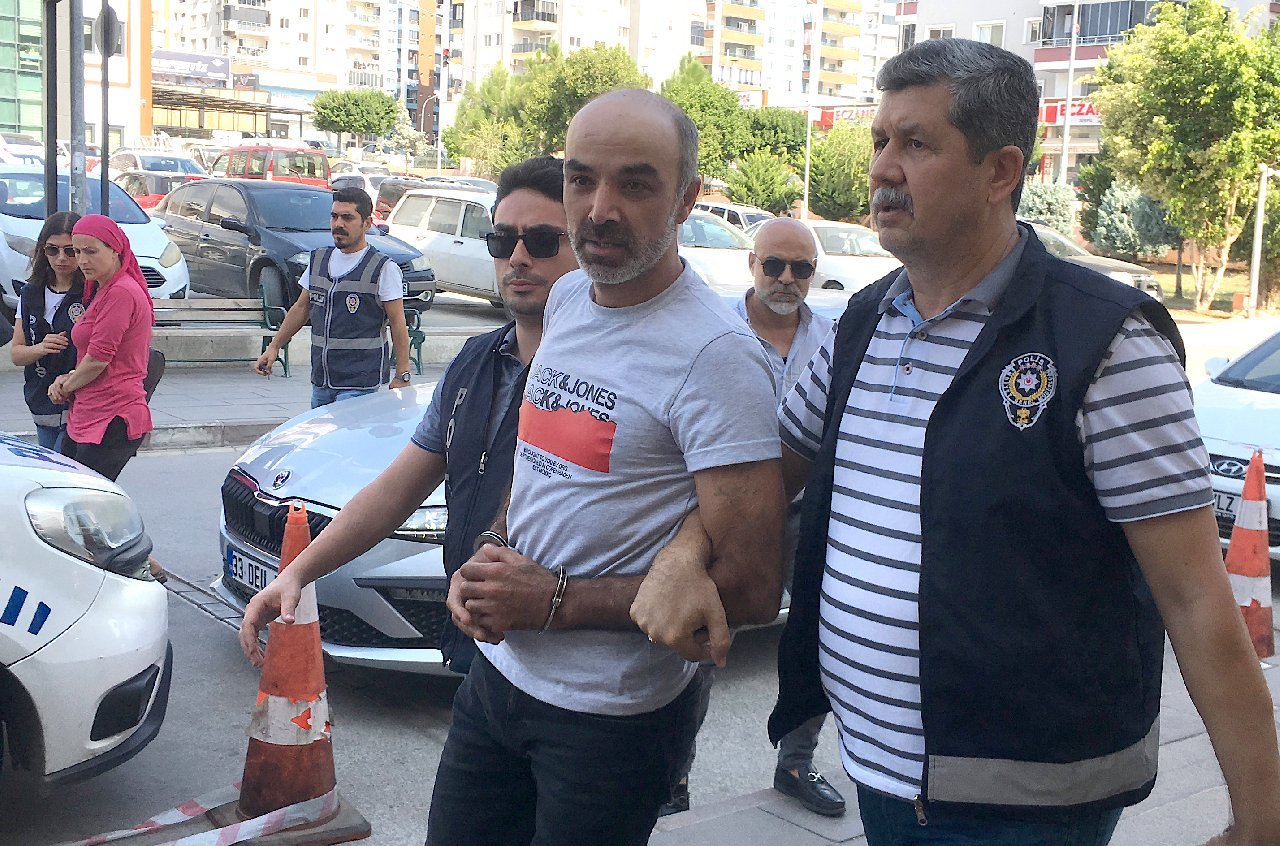 Mersin'de bir muhtarın evini ve aracını kurşunladılar