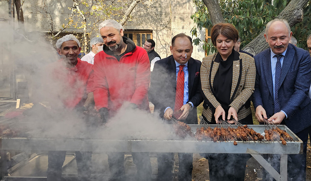 Milletvekillerinin kebap sevdası Meclis'e yeni iş ilanı açtırdı