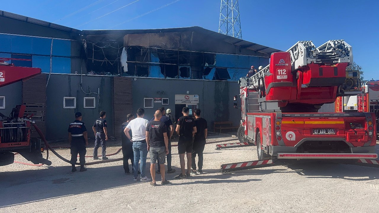 Otomobil yedek parça deposunda yangın çıktı