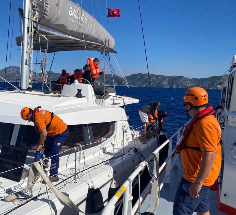 İçine su dolan tekneyi ekipler kurtardı