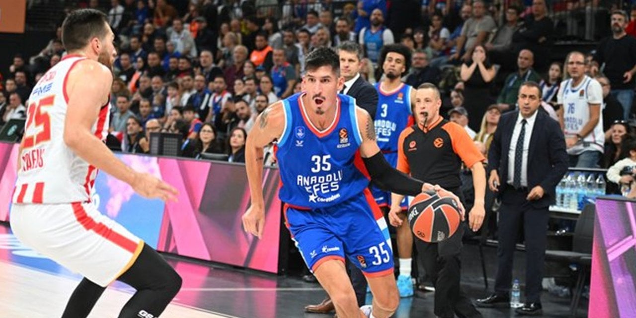 Anadolu Efes'ten muhteşem geri dönüş. Olympiakos'u son nefeste yendi