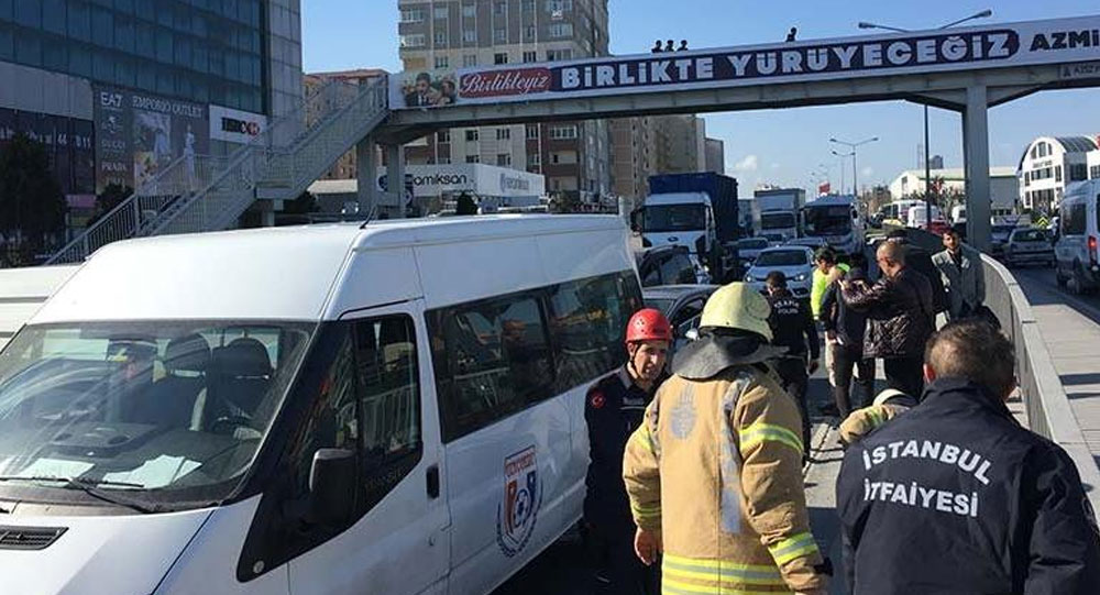 İstanbul'da kaza! Trafik kilitlendi...