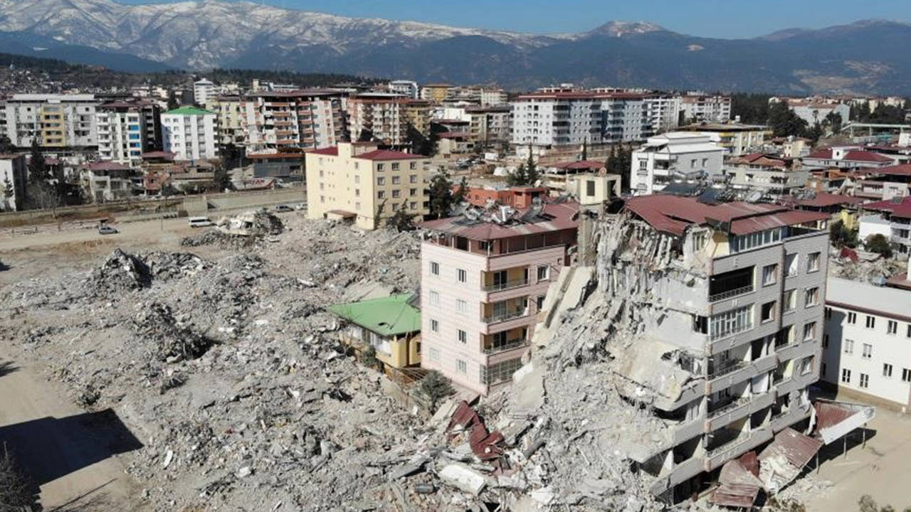 Depremde 27 kişiye mezar olmuştu. 5 sanığa yurt dışına çıkış yasağı getirildi