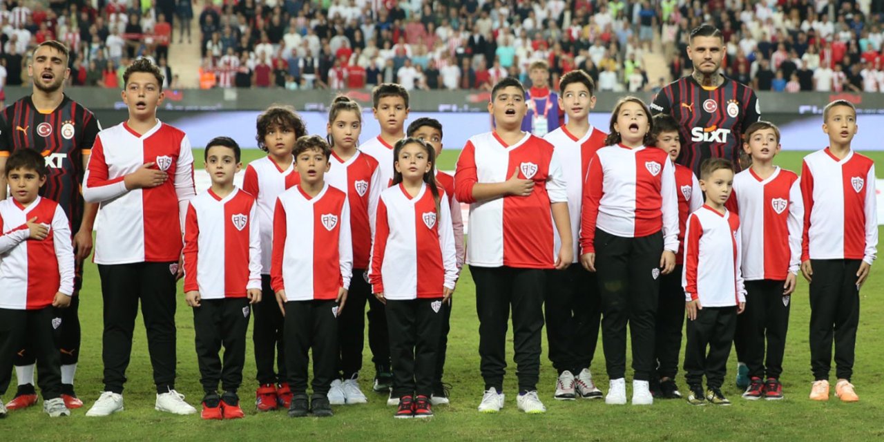 Icardi Antalya'da ilk golü seremonide attı. Maça 15-0 önde başladı