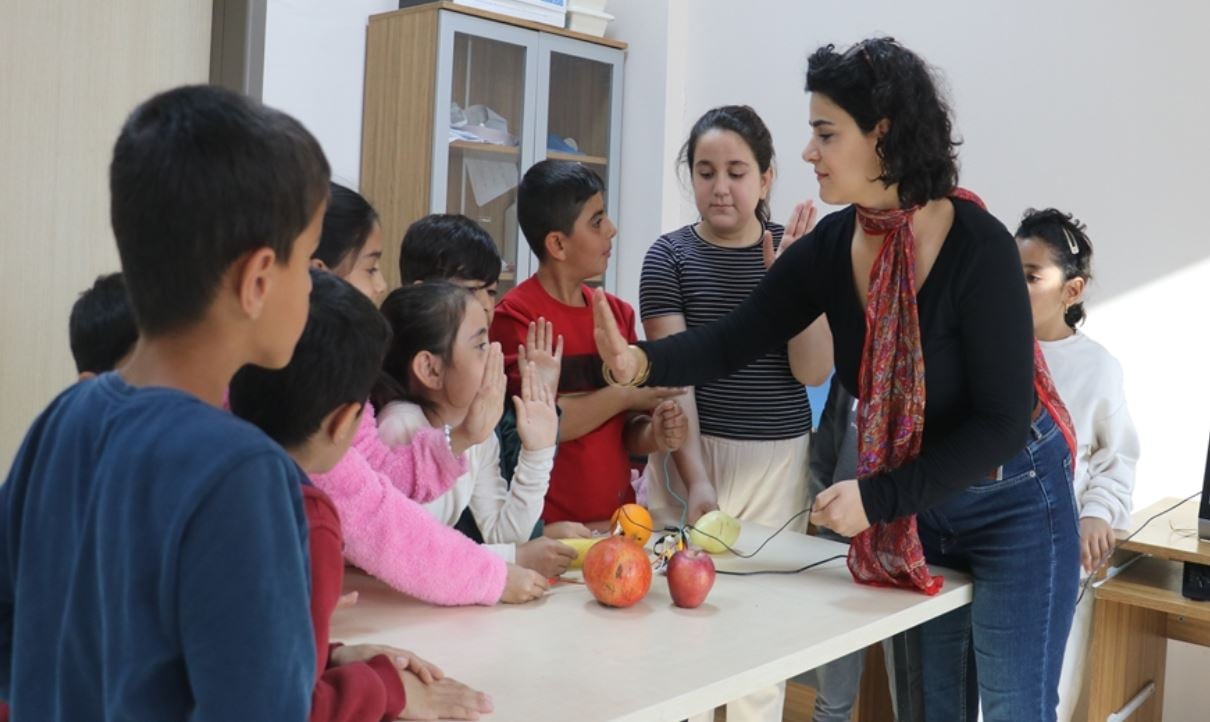 ‘Robotik Kodlama’ dersinde öğrendikleri sistemle meyvelerden piyano yapıp çaldılar