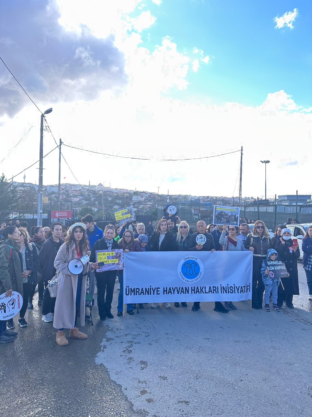 Hayvanseverler Ümraniye barınağında nöbete başladı. 'Şartlar düzeltilene kadar buradayız'