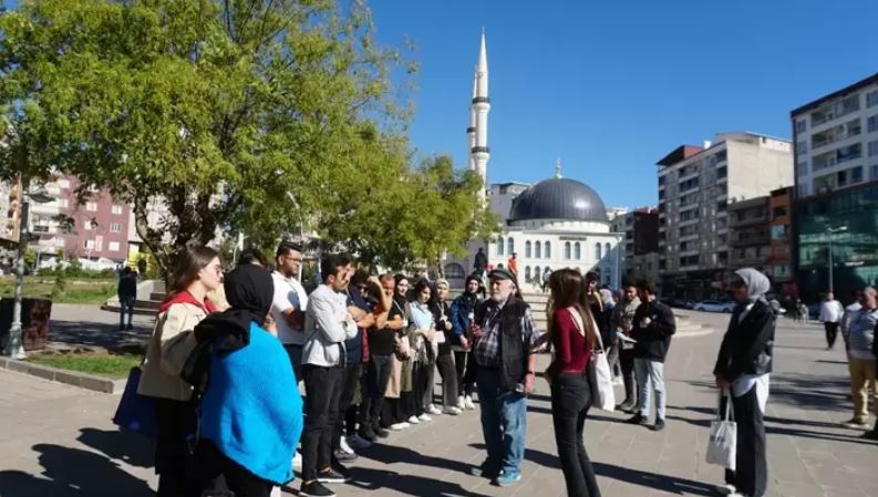 Siirt’te sanatı, kültürle buluşturmak için meydana indiler